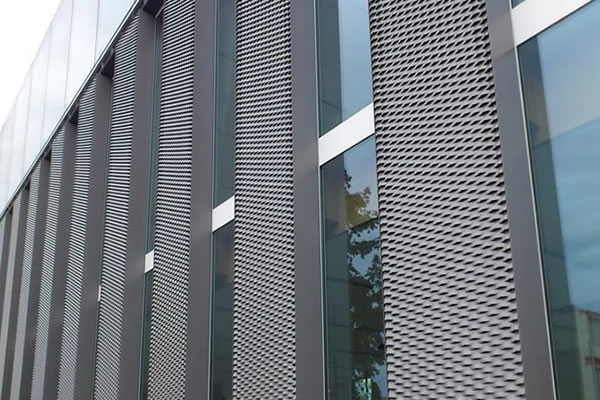 Aluminum mesh shade facade